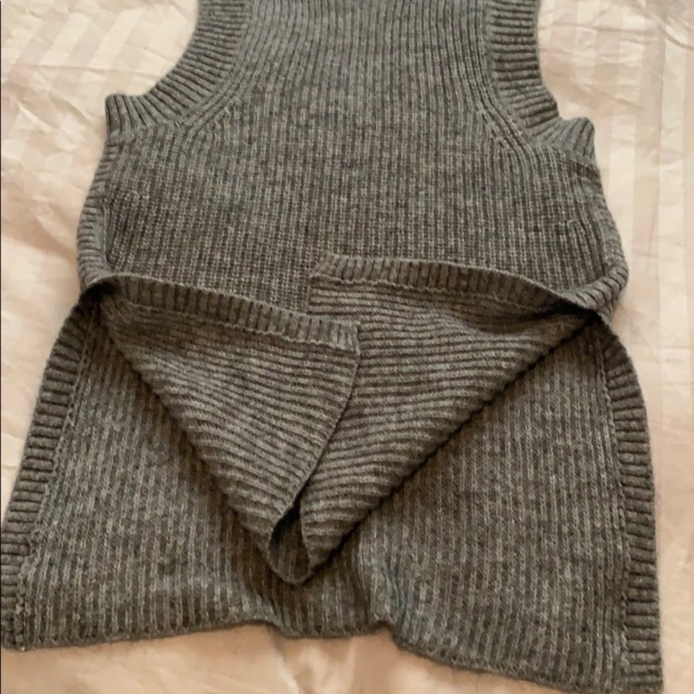 H&M mockneck sleeveless sweater - Picture 3 of 3